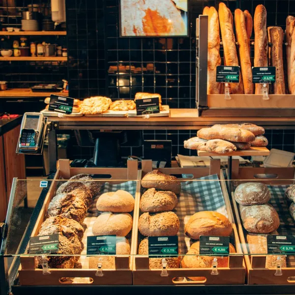 Mostrador de panadería con panes variados