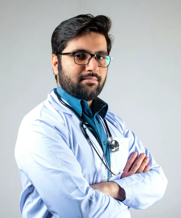 Dr. Martín Salas con bata blanca